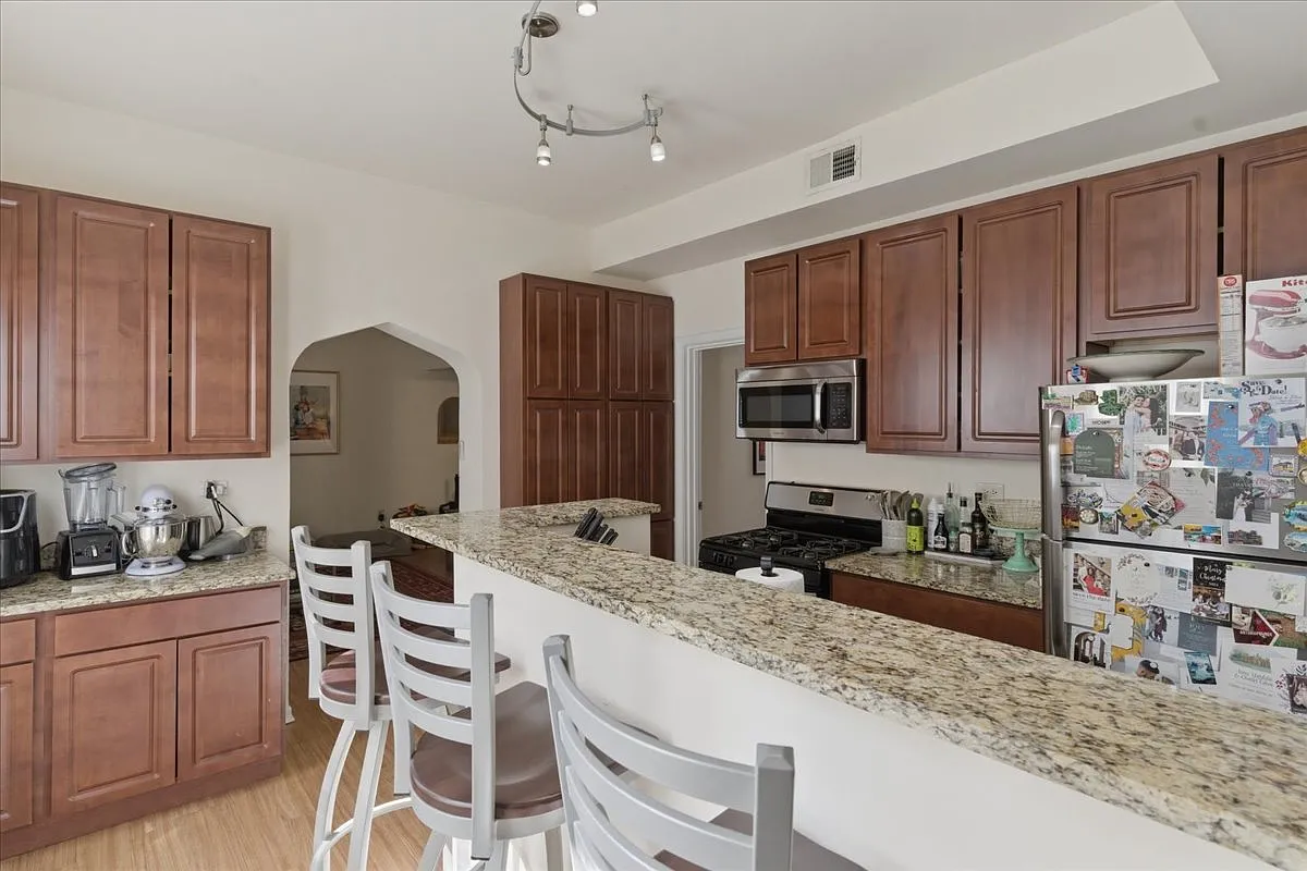 3 bed, 2.0 bath, $4,000 — Photo 2