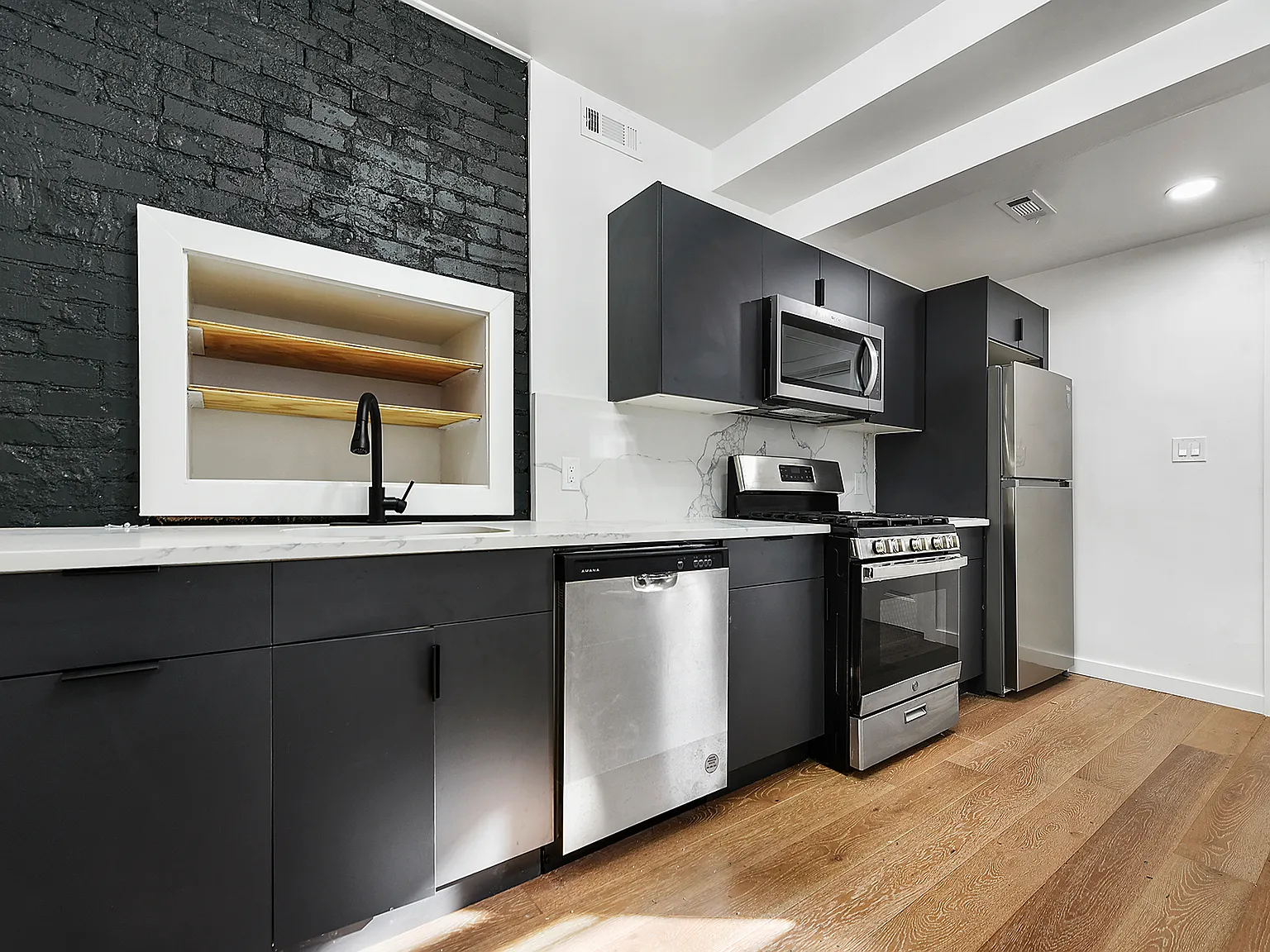 1 bed, 900 sqft, $1,350 — Photo 3