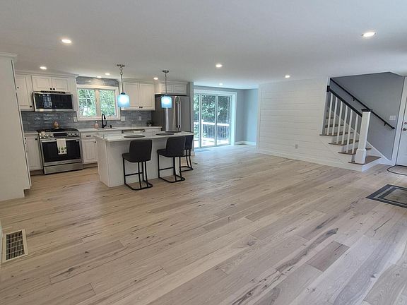 4th image of 15 Beachway Road