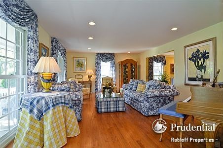 2nd image of 1260 Carol Ln