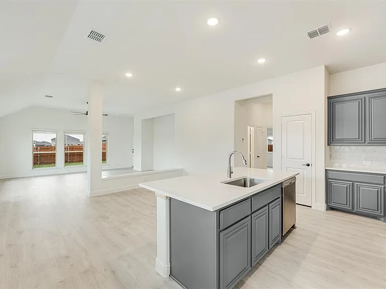 1032 River Oaks Dr — Photo 2