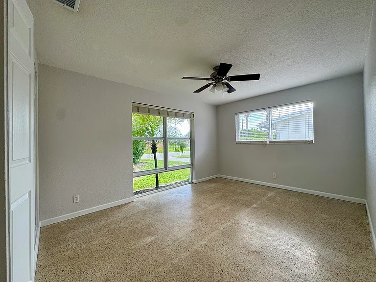 924 SE 8th Ct — Photo 11