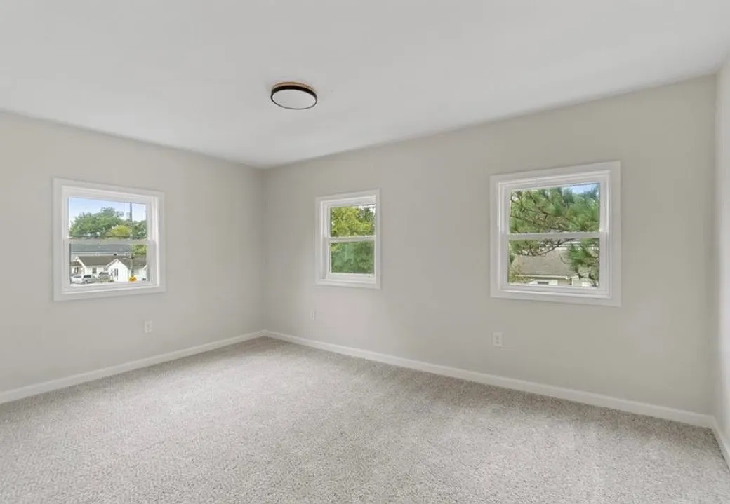 3 bed, 800 sqft, $1,800 — Photo 3