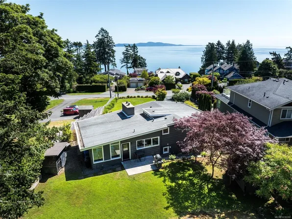 5266 Parker Ave, Saanich, BC V8Y 2M9