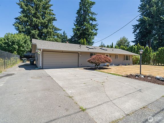 5th image of 2208 Trillium Street SE