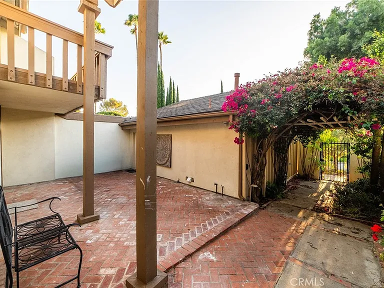 10 Oak Tree Ln — Photo 2