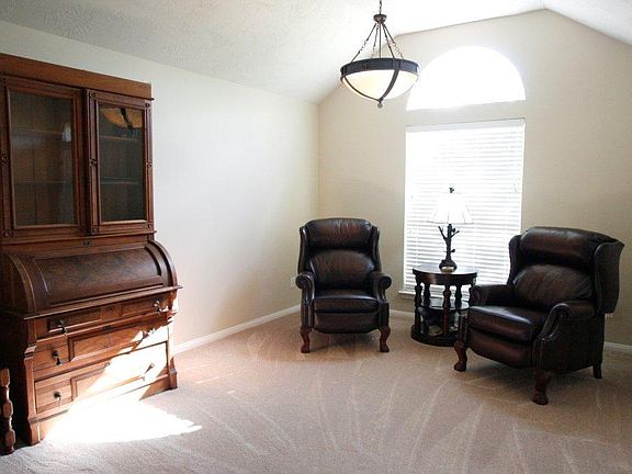 Raised ceiling in the Living Room