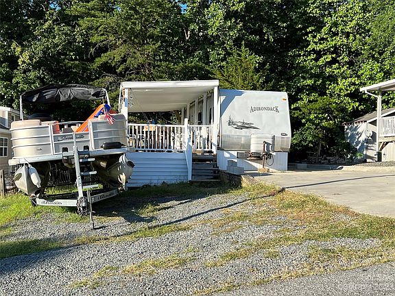 3rd image of 127 Badin View Dr