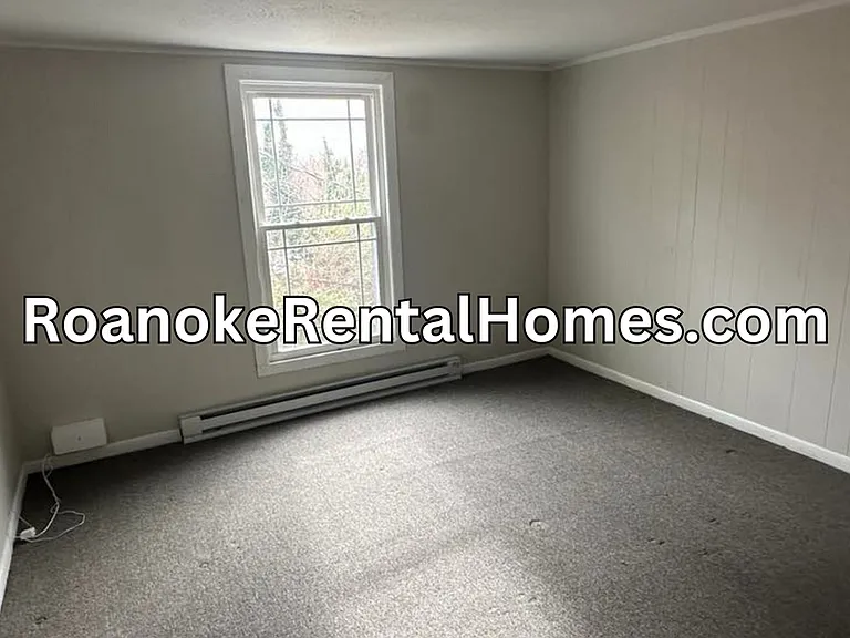 811 Peck St NW — Photo 3