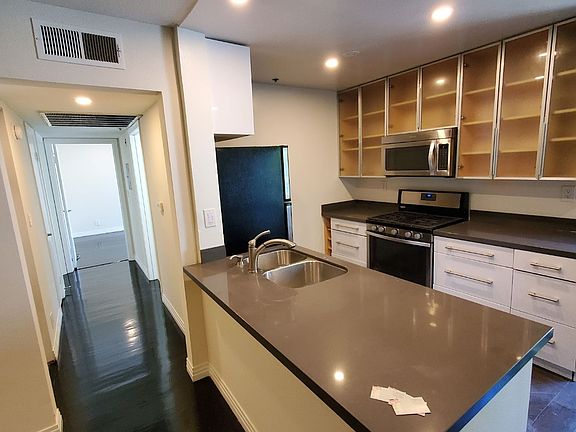 5th image of 8569 Burton Way #Penthouse
