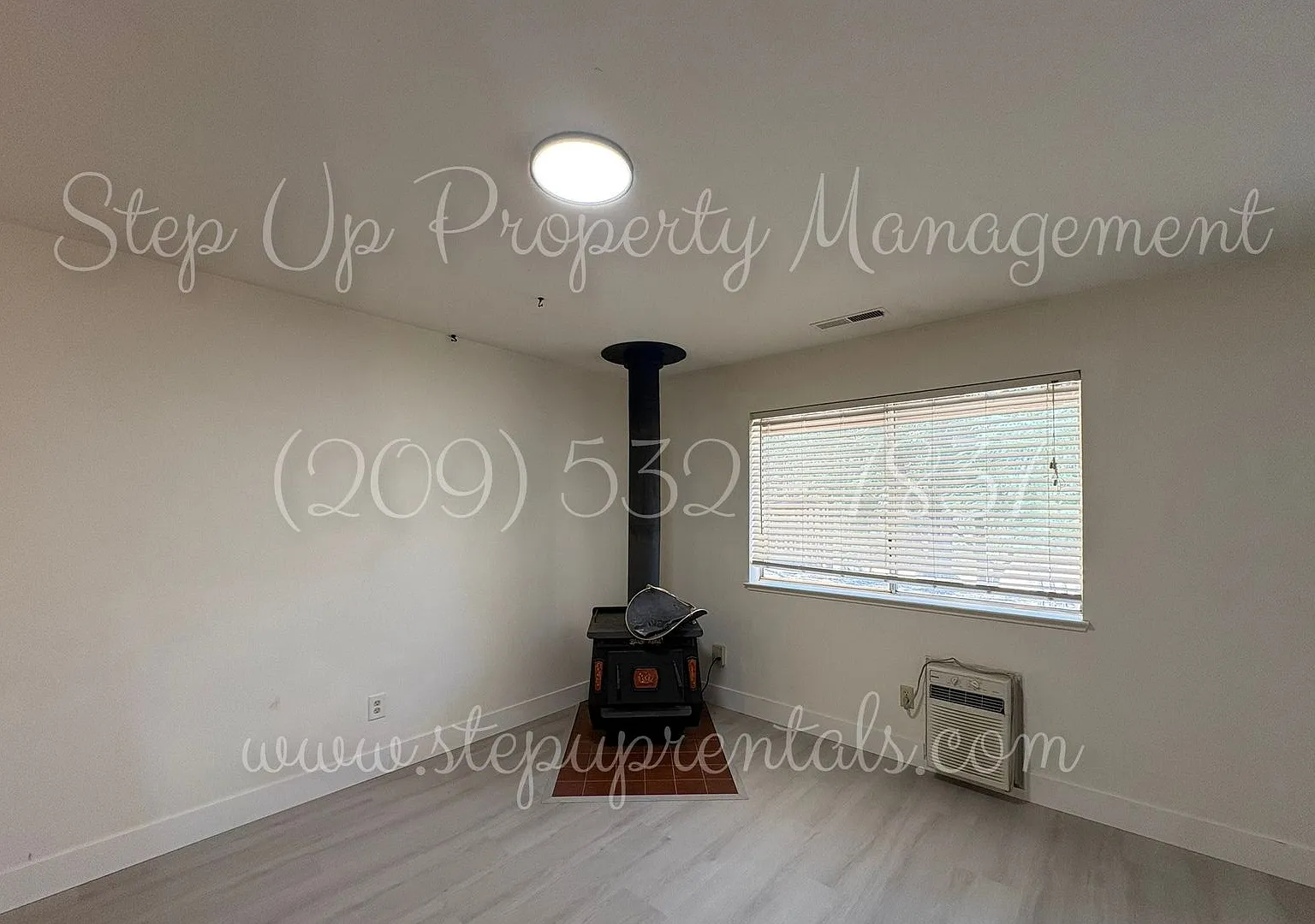 Beautiful 3-Bedroom Home with Solar, Fireplace & Private Lake Access — Photo 4