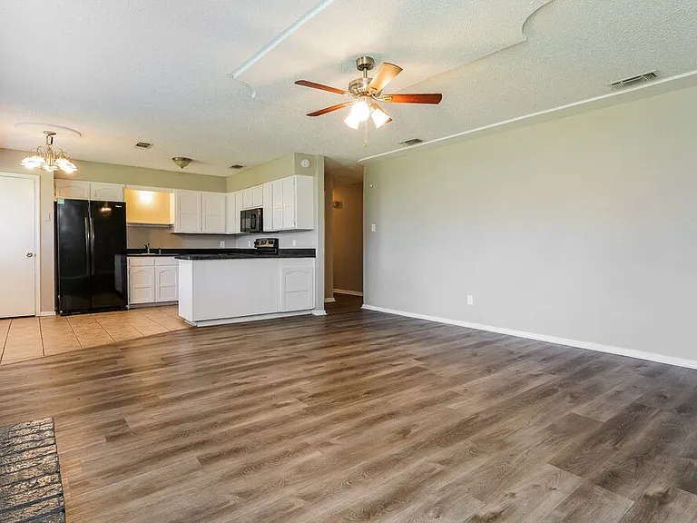 7608 Meadowlark Ln N — Photo 5