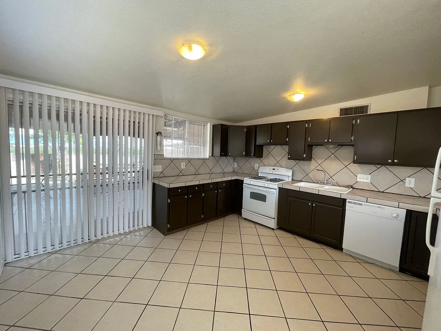 2 Bedroom 1 Bath Duplex with Carport! — Photo 4