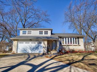 2406 Northwood Ct, Arlington Heights, IL 60004