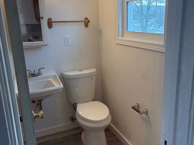 1403 E Main St — Photo 3