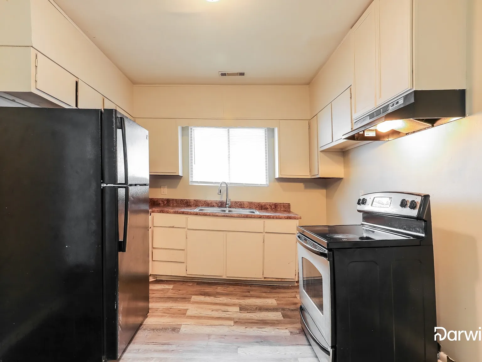 3 bed, 1.0 bath, 1850 sqft, $1,075 — Photo 3