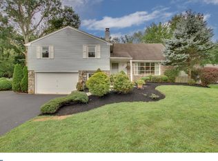 32 Woodlake Dr, Holland, PA 18966