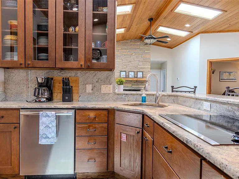 416 Sunset Dr — Photo 35