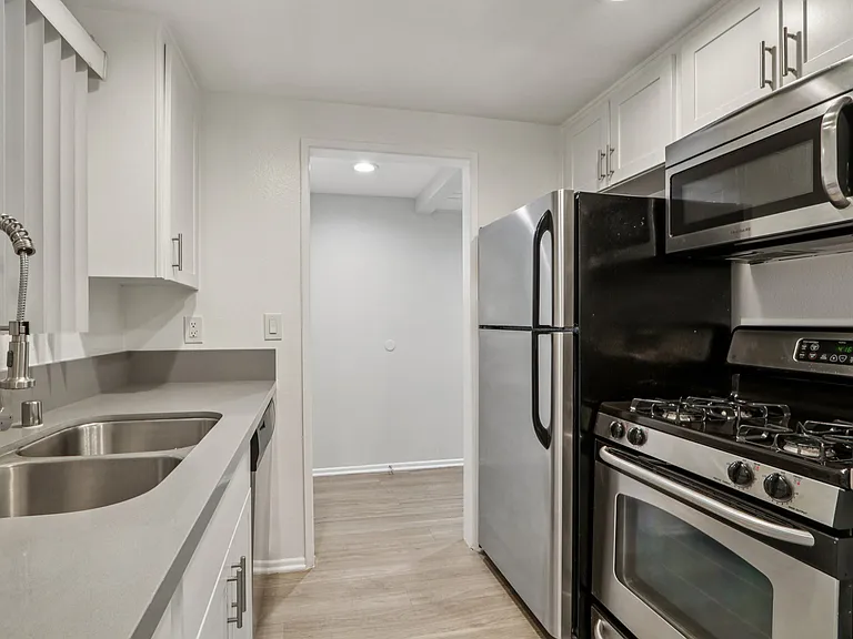 110 S Sweetzer Ave — Photo 12