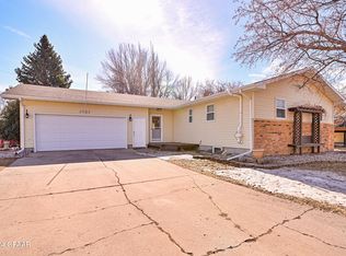 2923 Shadow Rd, Grand Forks, ND 58201