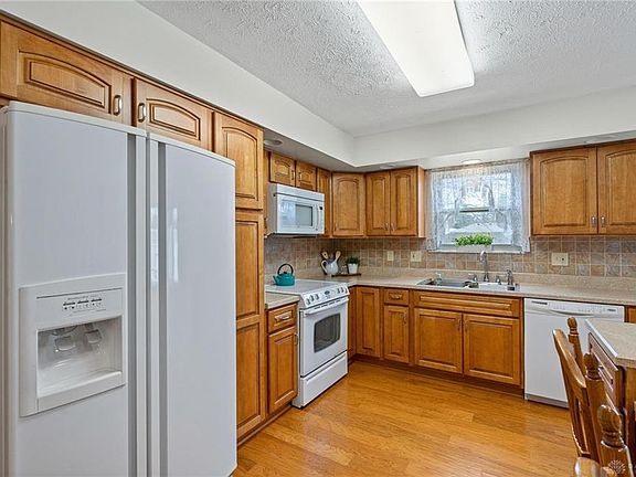 3rd image of 95 Bramblebush Trl
