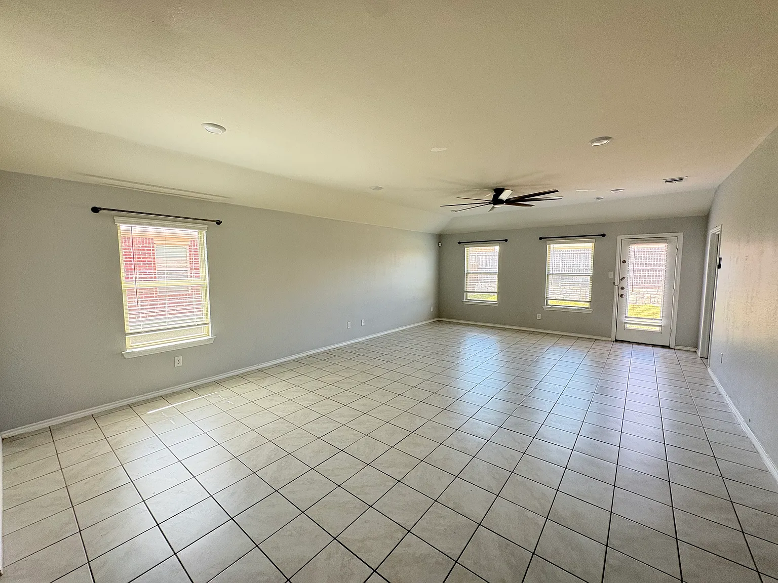 4 bed, 2089 sqft, $2,060 — Photo 3
