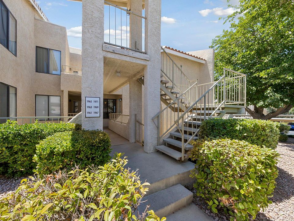 1969 Scimitar Drive - technically a second level unit, but building built on hill. **Only two steps up from sidewalk then straight.