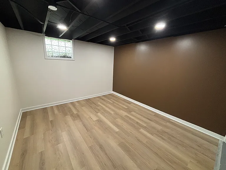 621 W 44th Pl — Photo 11
