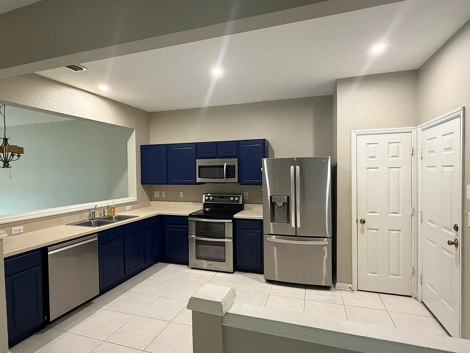 3 bed, 2.5 bath, 1687 sqft, $2,350 — Photo 2
