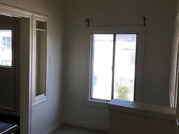 4th image of 2651 S Manhattan Pl APT 201