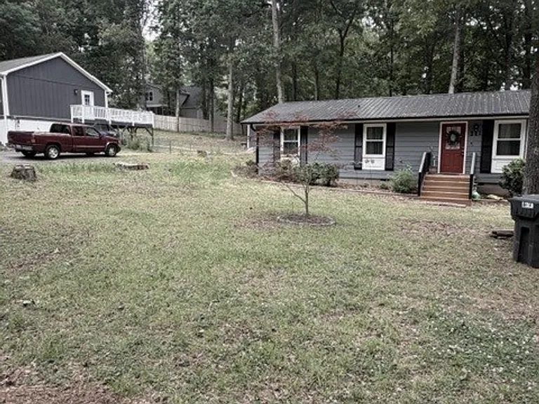 111 Cheshire Dr — Photo 2