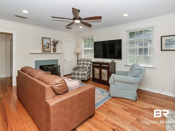 4th image of 262 Parkway St E
