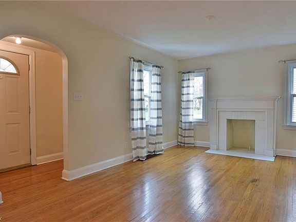 5th image of 135 Erskine Ave