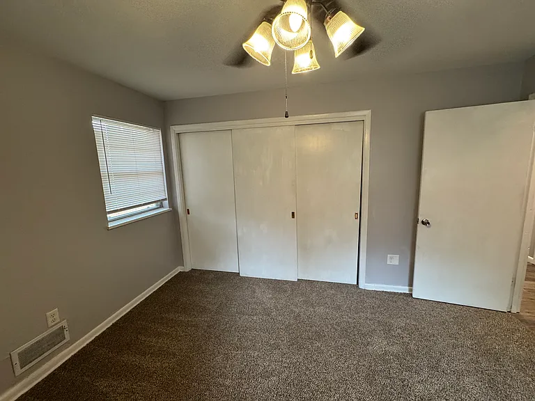 906 Locust Dr — Photo 10