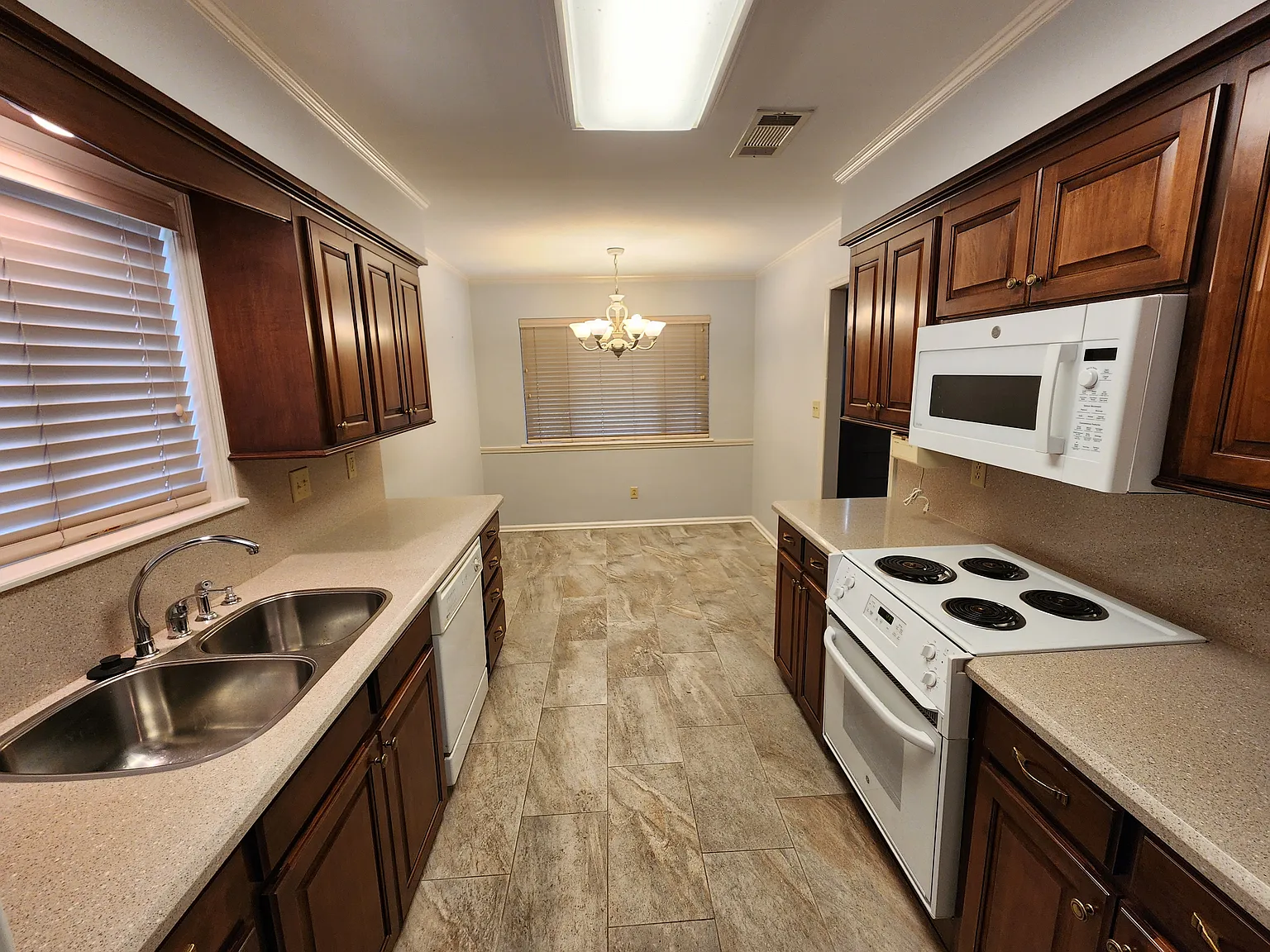 4 bed, 2360 sqft, $2,200 — Photo 4