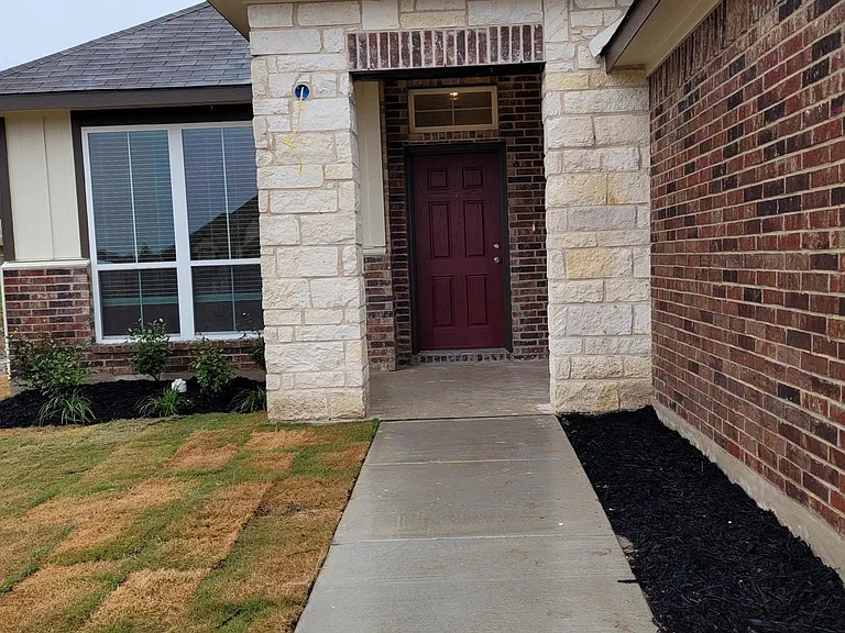 803 Hollyhock Dr — Photo 2