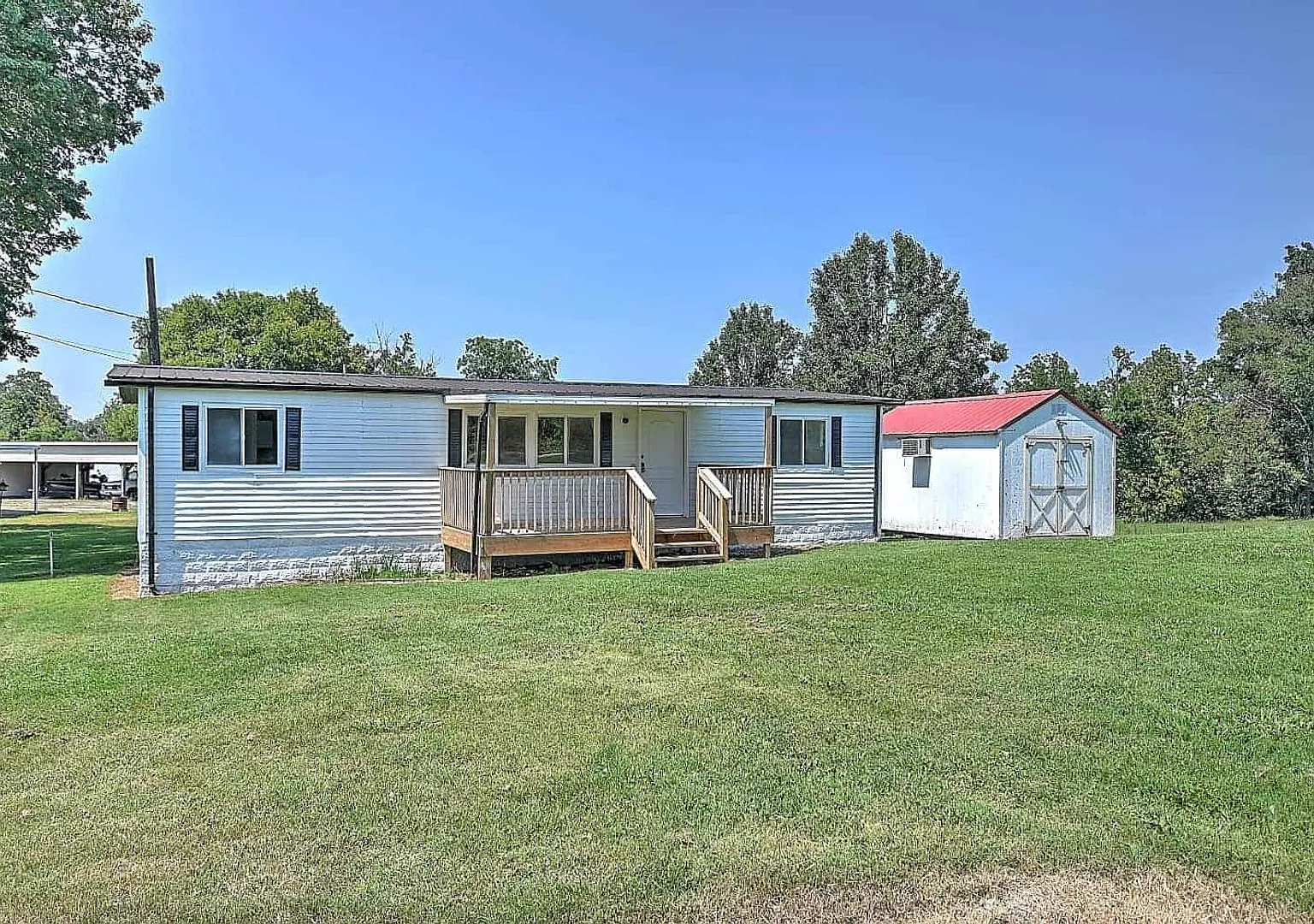 Beautifully Maintained 3-Bedroom Home on 1.21 Acres with Mountain Views Chuckey, TN — Photo 2
