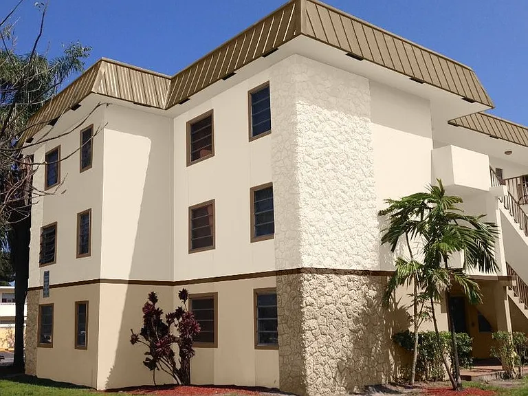 Banyan Club Apartments — Photo 18