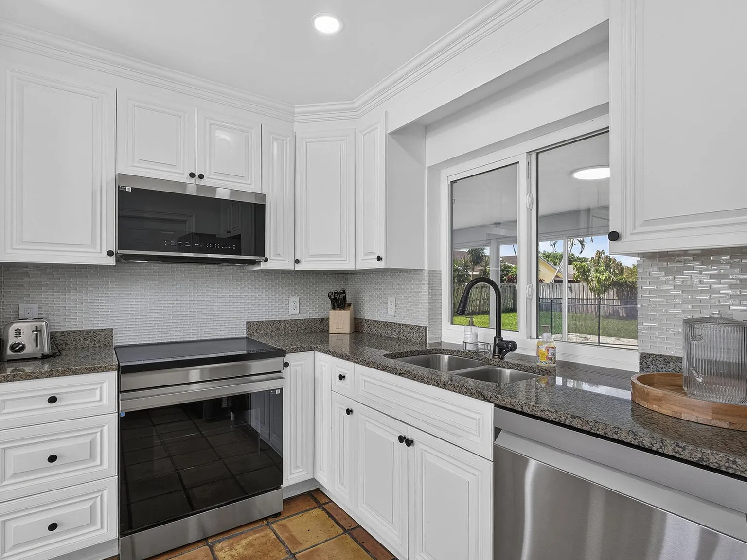3 bed, 2.0 bath, 1334 sqft, $6,500 — Photo 3