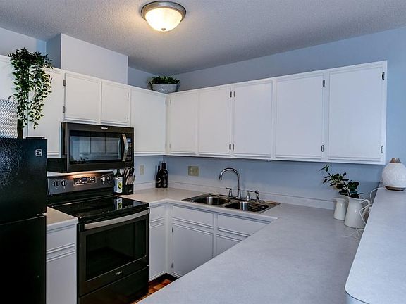 4th image of 825 Headley Ct