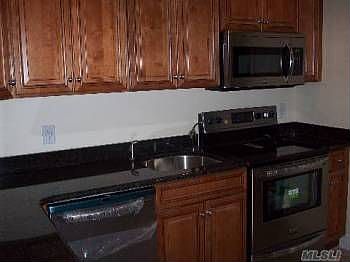 3rd image of 4 Dogwood Ln
