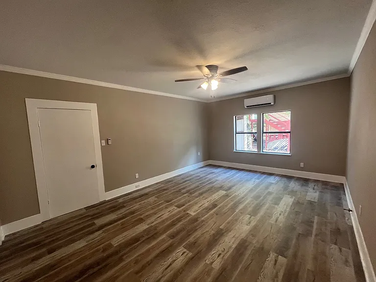 1010 Avenue K — Photo 16