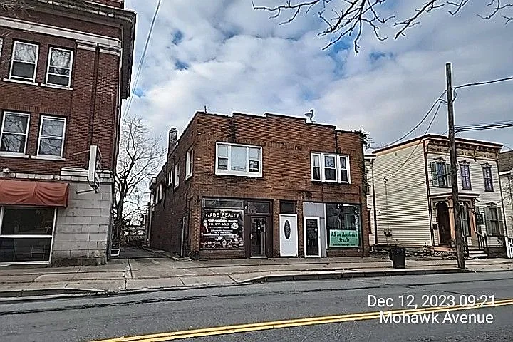 3 bed, 1.0 bath, 1004 sqft, $1,300 — Photo 1
