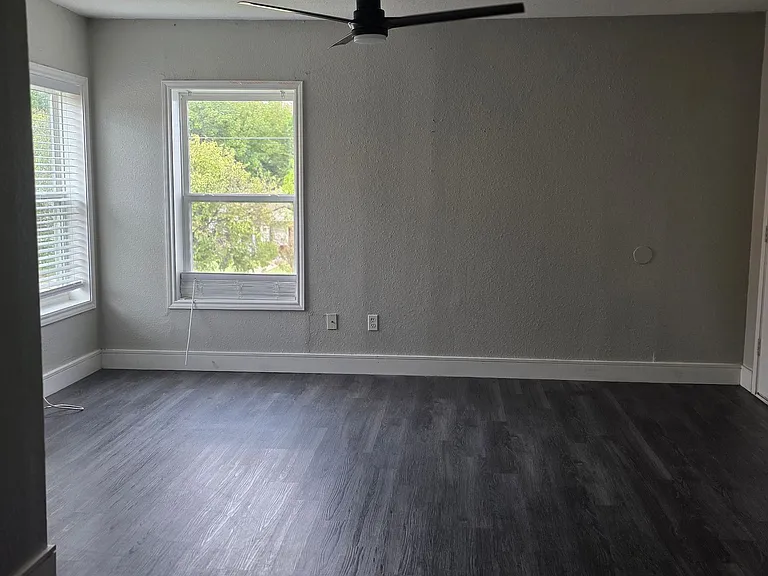 219 SE 13th St #1-4 — Photo 15
