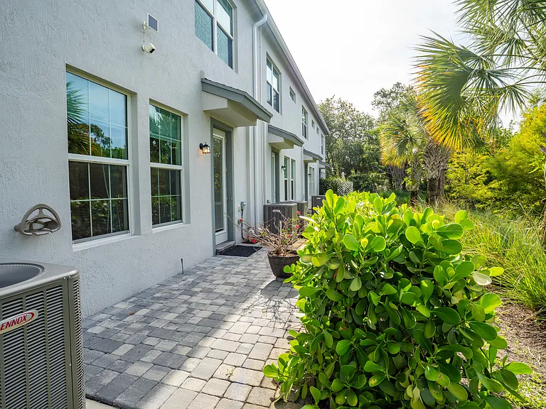 1866 SE Tarni Way — Photo 33