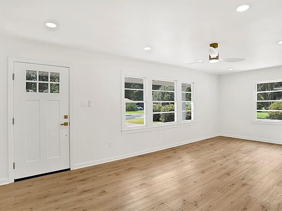 5th image of 917 Shady Brook Dr