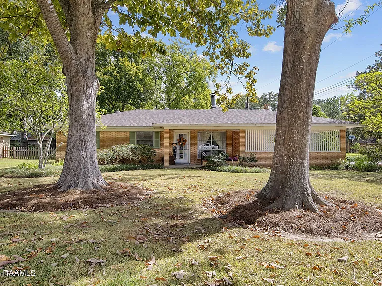 115 Brighton Dr — Photo 1