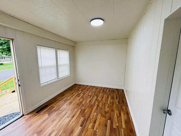 112 W Lincoln St — Photo 6