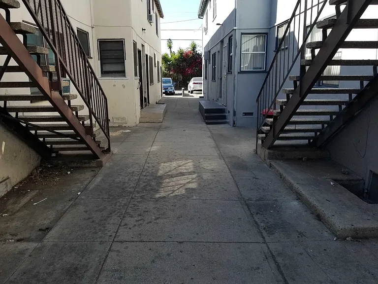 Woodman Ave — Photo 4