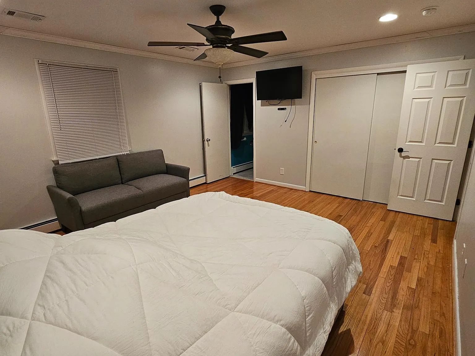 4 bed, 4.0 bath, 2049 sqft, $2,895 — Photo 3